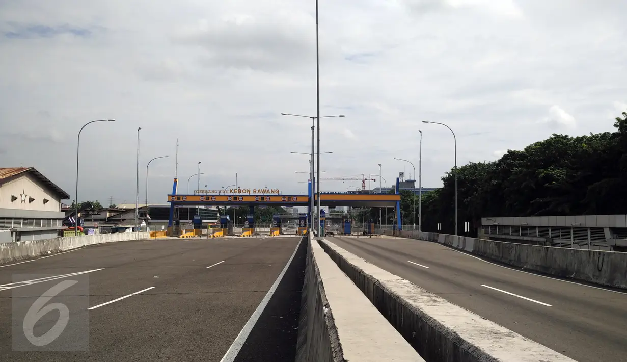Kondisi Gerbang Tol Kebon Bawang, Jakarta Utara, Sabtu (27/2). Jalan tol akses Tanjung Priok ini akan mulai difungsikan sebagian pada Juni 2016 untuk mempermudah akses kendaraan dari dan menuju ke Pelabuhan Tanjung Priok. (Liputan6.com/Faisal R Syam)