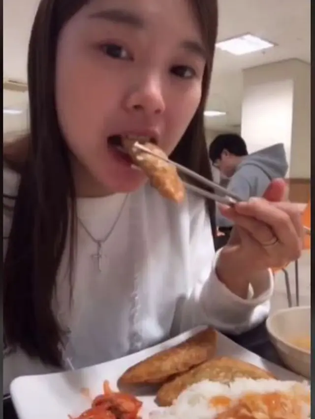 Warganet Indonesia Bagikan Video Makanan Menggugah Selera di Kafetaria Korea