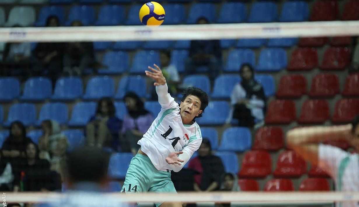 <p>Pemain Timnas Voli Putra Indonesia, Farhan Halim melakukan service sambil melompat saat menghadapi Thailand pada laga perebutan peringkat ke-9 AVC Senior Championship 2023 di Hall 2 Ghadir Arena, Urmia, Iran, Sabtu (26/8/2023). Indonesia menang 3-0 (25-21, 25-23, 25-21) atas Thailand. (AVCVolley)</p>