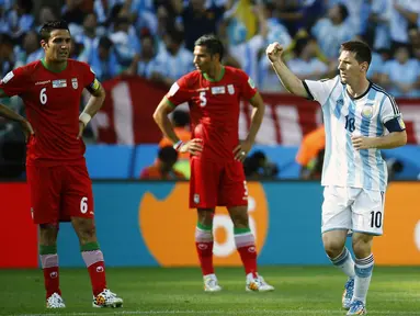 Pemain depan Argentina, Lionel Messi (kanan) menyelamatkan muka tim tango saat berlaga kontra Iran di Stadion Mineirao, Belo Horizonte, Brasil (21/6/2014). (REUTERS/Kai Pfaffenbach)