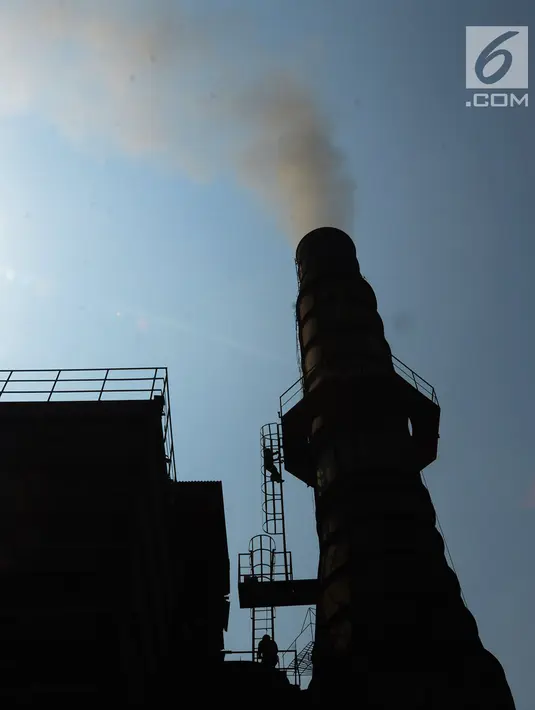 Cerobong pabrik PT Hong Xin Steel mengeluarkan asap saat petugas Laboratorium Dinas Lingkungan Hidup DKI Jakarta melakukan sidak, Cakung, Jakarta, Kamis (8/8/2019). DLH DKI Jakarta memberi waktu 45 hari bagi pabrik yang kena sanksi terkait cerobong asap. (merdeka.com/Imam Buhori)