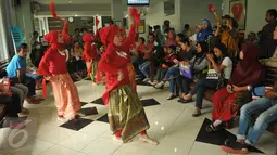 Sejumlah wanita menari untuk menghibur pasien di RS Cipto Mangunkusumo, Jakarta, Jumat (20/5). Hal ini dilakukan dalam rangka memperingati jasa alm dr Tjipto Mangunkusumo sebagai salah satu tokoh Kebangkitan Nasional.(Liputan6.com/Gempur M Surya)