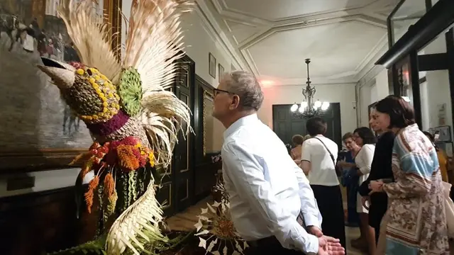 Kreasi lipatan janur Burung Cendrawasih menjadi penghias pintu masuk utama dalam Eksibisi Flowertime yang digelar dari 11—15 Agustus 2023 di Grand Place, Brussels, Belgia