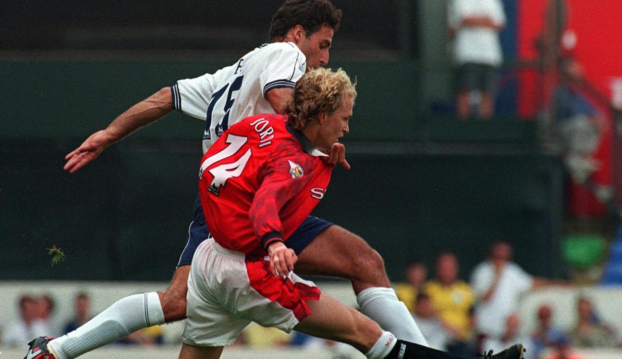 Jordi Cruyff. Gelandang serang putra dari Johan Cruyff ini didatangkan Manchester United dari Barcelona pada musim 1996/1997. Akibat rentan cedera, total 4 musim ia hanya bermain dalam 58 laga dengan mengoleksi 8 gol. Ia kembali ke LaLiga pada 2000/2001 menuju Alaves. (Foto: AFP/Adrian Dennis)