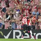 Striker Athletic Bilbao, Aritz Aduriz, merayakan gol yang dicetaknya ke gawang Barcelona pada laga pekan pertama La Liga 2019-20 di stadion San Mames, Bilbao, Jumat (16/8). Barcelona kalah 0-1 dari Athletic Bilbao. (AFP/Ander Gillenea)