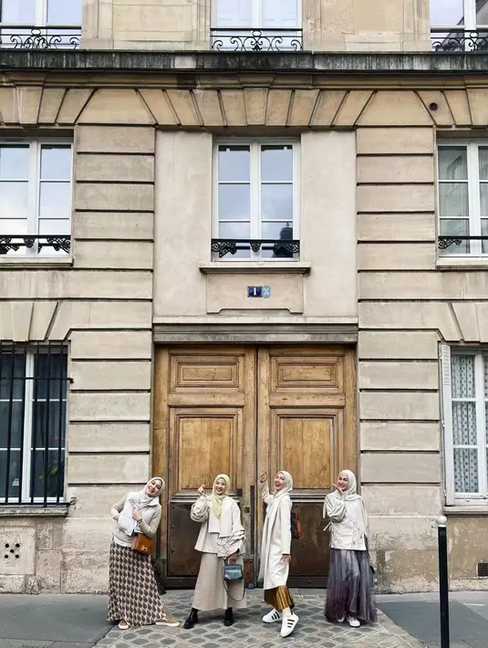 Keempatnya bahkan kerap menghabiskan waktu bersama. Terbaru, mereka diketahui menghabiskan waktu liburan bersama di Paris. OOTD hijab mereka yang stylish selama di Paris menarik untuk diulas. Terutama buat para hijabers yang ingin berlibur ke kota romantis tersebut. [@natasharizkynew/@ninazatulini22/@ratnagalih/@dianayulestari]