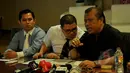 Kuasa Hukum Sutan Bhatoegana, Eggy Sujana (kanan) memberi keterangan pers terkait pengajuan Praperadilan terhadap KPK, Jakarta, Kamis (26/2). Sutan memastikan akan mengajukan gugatan praperadilan terkait penetapan tersangkanya. (Liputan6.com/Johan Tallo)