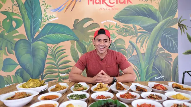 Food Vlogger Tanboy Kun Mukbang di Restoran MakCiak