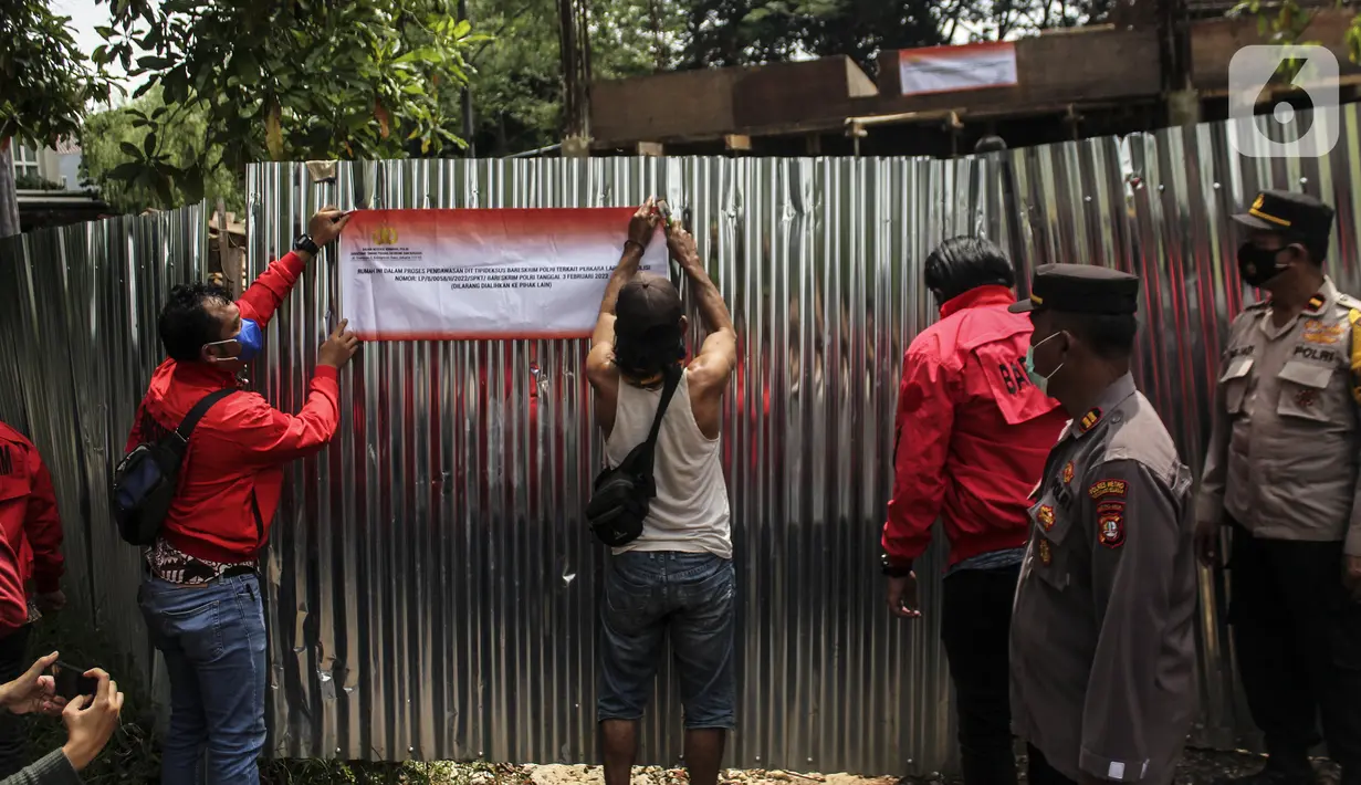 Penyidik Bareskrim Polri menyegel rumah yang diduga milik Indra Kesuma atau Indra Kenz di Cluster Narada Sutera Alam Sutera, Serpong Utara, Tangerang Selatan, Jumat (18/3/2022). Pengejaran aliran dana Indra Kenz termasuk ke orang-orang dan aset-aset yang dimilikinya. (Liputan6.com/JohanTallo)