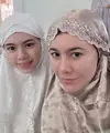 Wulan Guritno tampil mengenakan mukena shining coklat bermotif dengan wajah barefacenya. Tampak sang putri tercinta mendampinginya. [@wulanguritno]
