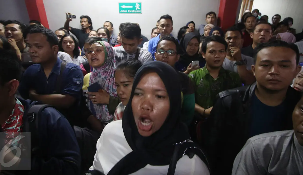 Ekspresi para orangtua yang anaknya menjadi korban vaksin palsu ketika kembali mendatangi RS Harapan Bunda, Jakarta, Jumat (15/7). Mereka meminta manajemen RS berani mempertanggungjawabkan perbuatannya dan tidak bungkam. (Liputan6.com/Immanuel Antonius)