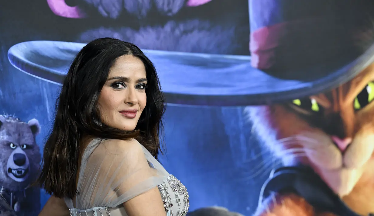 Salma Hayek berpose saat menghadiri pemutaran perdana film "Puss in Boots: The Last Wish" di Jazz di Lincoln Center Frederick P. Rose Hall di New York pada Selasa, 13 Desember 2022. Aktris Wild Wild West memamerkan sosoknya yang luar biasa dalam balutan gaun, yang menonjolkan korset tipis yang ditutupi batu. (Photo by Evan Agostini/Invision/AP)