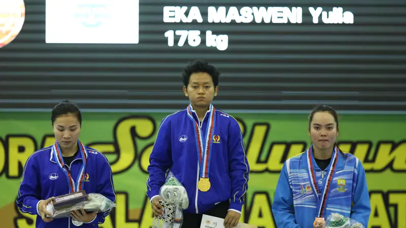  Kiri ke Kanan, Lifter Jabar Dewi Safitri, Syarah Anggraini dan Yulia Eka Masweni (Jambi) saat berada di podium kemenangan kelas 53 kg PON XIX Jabar di Gelora Sabilulungan, Kab Bandung, Selasa (20/9/2016). (Liputan6.com/Helmi Fithriansyah)