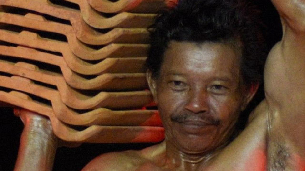 Salah satu momen yang paling mencuri perhatian adalah ketika seorang pekerja genteng berpose dengan penuh percaya diri di atas panggung. Foto: Timur MATAHARI / AFP