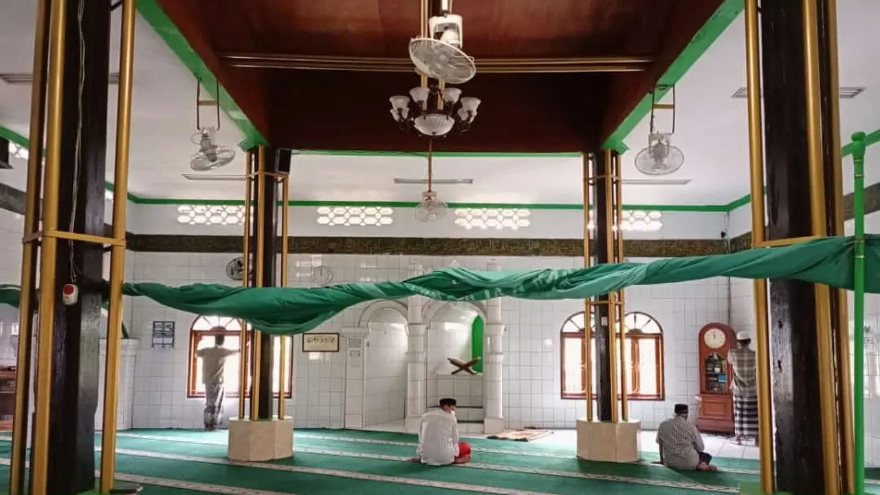 Masjid Jami Kali Pasir di Sukasari, Tangerang.