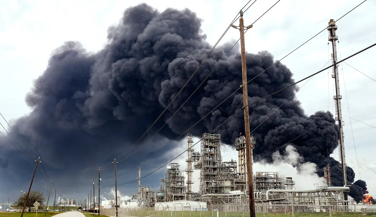 Gumpalan asap membubung dari kebakaran tempat penyimpanan bahan petrokimia di Intercontinental Terminals Co (ITC) di Deer Park, Texas, Senin (18/3). Pihak perusahaan mengatakan kebakaran itu dimulai hari Minggu. (Elizabeth Conley/Houston Chronicle via AP)