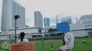  Anak - anak membawa papan bertuliskan "Sampah No Way" saat melakukan aksi bersih - bersih sampah di kawasan Pasar Festival Kuningan, Jakarta, (21/2).  Kegiatan ini dalam memperingati Hari Peduli Sampah Nasional 2016. (Liputan6.com/Faisal R Syam)
