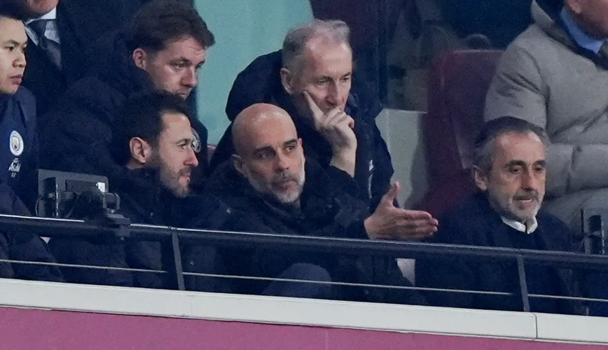 Pep Guardiola tak bisa melatih Manchester City dari bench, karena kena akumulasi kartu. (Bradley Collyer/PA via AP)
