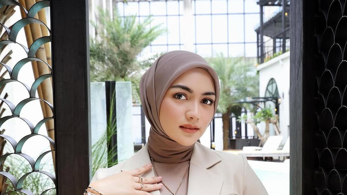 5 Gaya Hijab Clean Look Terbaru untuk Wanita Usia 25-an, Intip Style ala Sashfir hingga Irish Bella