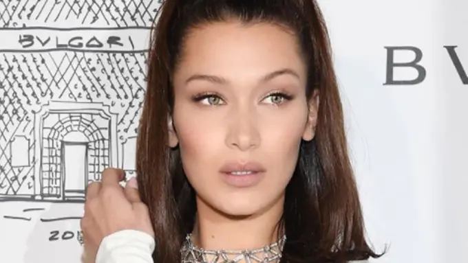 Tampilan Flawless Bella Hadid dengan Makeup No-Makeup