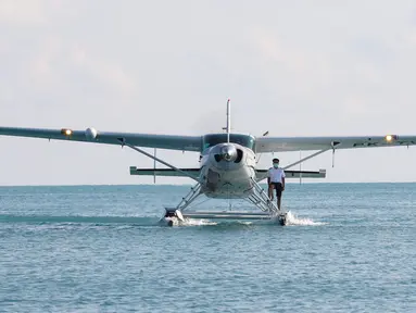 Sebuah pesawat apung mendarat di Pulau Gili Iyang, Sumenep, Madura, Senin (26/04/2021). Badan Penelitian dan Pengembangan Perhubungan (Balitbanghub) mengadakan uji operasional seaplane atau pesawat apung dengan rute Bali menuju Gili Iyang. (Liputan6.com/HO/Balitbanghub)