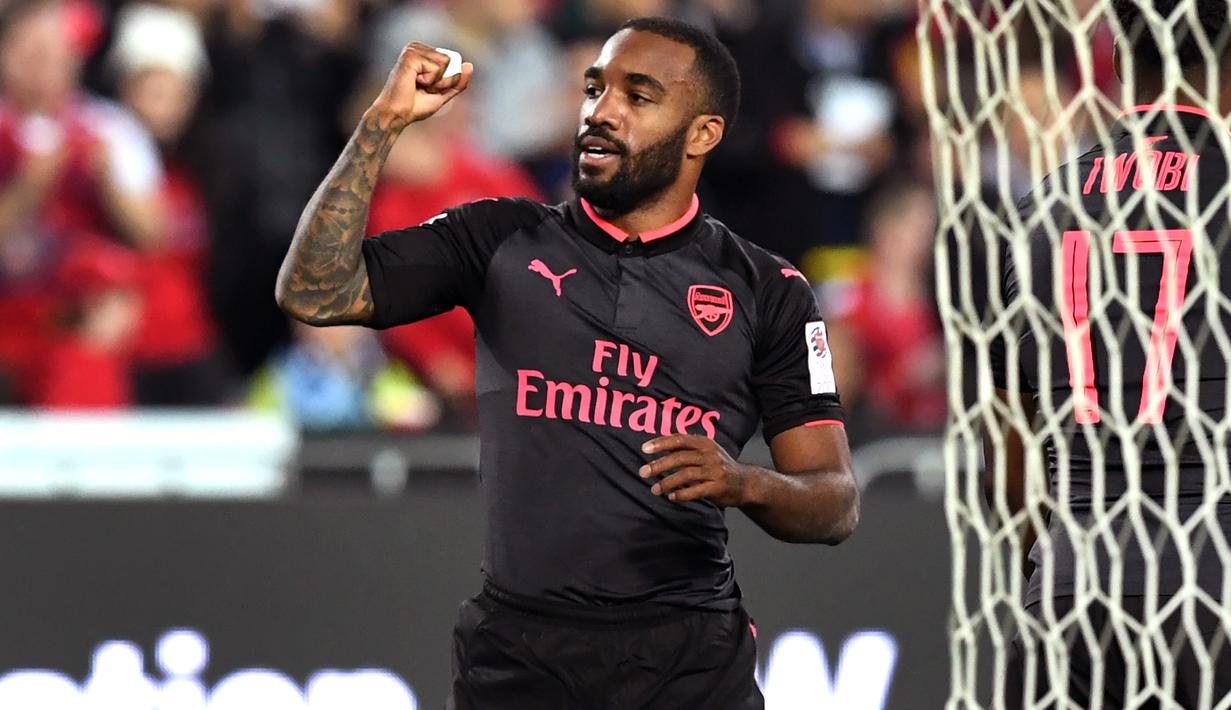 Penyerang baru Arsenal, Alexandre Lacazette melakukan selebrasi usai mencetak gol ke gawang Sydney FC pada pertandingan persahabatan di Sydney, Australia (13/7). Ini merupakan gol perdananya berkostum Arsenal. (AFP Photo/William West)