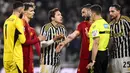 Striker Juventus, Federico Chiesa (tengah) memprotes keputusan wasit Sozza Simone saat menghadapi AS Roma pada laga pekan ke-18 Serie A Liga Italia 2023/2024 di Allianz Stadium, Turin, Sabtu (30/12/2023) malam waktu setempat. (LaPresse via AP Photo/Marco Alpozzi)