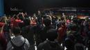Suporter menyambut bus pemain Timnas Indonesia saat tiba di Stadion Maguwoharjo, Sleman, Selasa (13/6/2017). (Bola.com/Vitalis Yogi Trisna)