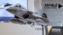 Tampilan mockup skala seperlima dari pesawat tempur multirole Dassault Rafale Angkatan Udara Qatar Emiri buatan Prancis yang dipamerkan pada Pameran Pertahanan Maritim Internasional Doha atau Doha International Maritime Defense Exhibition (DIMDEX) di Doha, Qatar, 21 Maret 2022. (KARIM JAAFAR/AFP)
