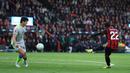 The Cityzens yang butuh kemenangan dalam laga ini malah kebobolan pada menit ke-38 melalui Eli Junior Kroupi setelah sukses mengkonversi umpan silang dari Adrien Truffert. (AP Photo/Ian Walton)