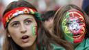 Fans Cantik Portugal memberikan dukungan dengan wajah bergambar bendera negaranya saat timnya lolos ke semifinal Piala Eropa 2016 di Stade VÈlodrome, Marseille, Prancis, (30/6/2016) dini hari WIB. (REUTERS/Christian Hartmann)