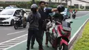 Petugas kepolisian mengamankan sejumlah oknum di kawasan Bundaran HI, Jakarta, Senin (11/4/2022).
Oknum tersebut diamankan karena diduga sebagai penyusup saat demo 11 April yang digelar oleh Badan Eksekutif Mahasiswa Seluruh Indonesia (BEM SI). (Liputan6.com/Herman Zakharia)