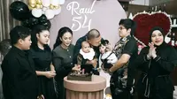 Momen kebersamaan keluarga Krisdayanti dan Aurel di perayaan ulang tahun Raul Lemos (Sumber: Instagram/attahalilintar)