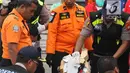 Petugas merapikan sejumlah barang temuan yang diduga serpihan pesawat Lion Air JT 610 di Pelabuhan JICT 2, Jakarta, Selasa (30/10). Sejumlah barang ditemukan petugas gabungan dalam operasi pencarian. (Liputan6.com/Helmi Fithriansyah)