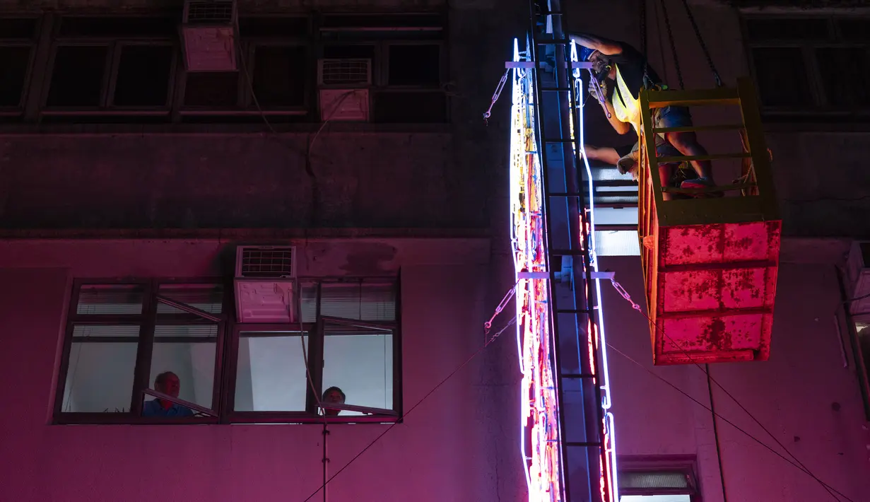 Menurut Hong Kong Buildings Department, mereka mengakui ada ratusan neon signs yang "diturunkan" atau tidak boleh lagi digunakan karena melanggar peraturan. (AP Photo/Louise Delmotte)