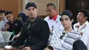 Ahmad Dhani dan Al Ghazali terlihat kompak dengan mengenakan blangkon di kepalanya. Dhani mengenakan stelan jas dan dasi warna serupa. (Nurwahyunan/Bintang.com)