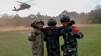 Tentara Angkatan Darat Amerika dan Indonesia melakukan latihan bersama dengan helikopter dalam Super Garuda Shield 2022. (Dok: U.S. Embassy Jakarta-Press Office)