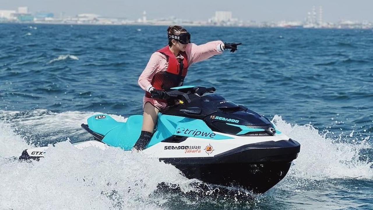 Ghea Youbi Terlihat Lihai Menaiki Jet Ski