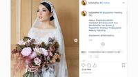 Tampilan serba putih Ayla Dimitri yang resmi menikah dengan Rama Devara pada Minggu, 6 Oktober 2019. (Screenshot Instagram @bubahalfian/https://www.instagram.com/p/B3ROXL1Fzsy/?hl=en/Putu Elmira)