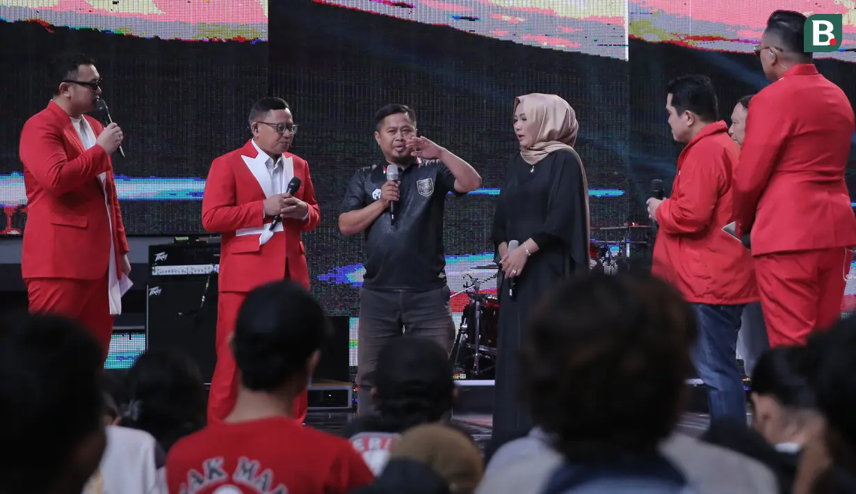 Orang tua dari pemain Timnas Indonesia U-17 Kafiatur Rizky (tengah) berbagi cerita dengan Ketua Umum PSSI Erick Thohir dan Wakil Ketua Umum PSSI Zainudin Amali disela-sela kemeriahan konser Pesta Bola Dunia 2023 #Indonesia Sukses di Studio 5 Indosiar, Jakarta, Sabtu (4/11/2023) malam WIB. (Bola.com/Abdul Aziz)
