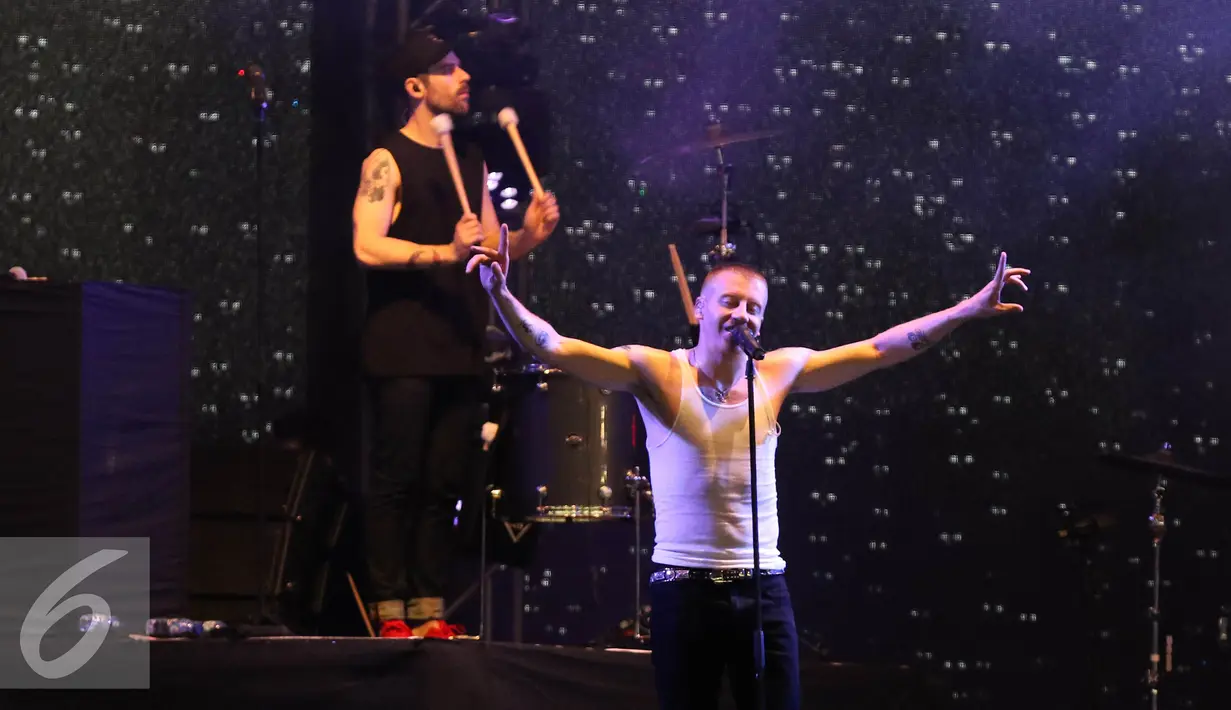 Hujan yang sebelumnya sempat mengguyur kawasan Senayan tak membuat antusias penonton reda untuk menyaksiakan aksi Macklemore & Ryan Lewis do panggung We The Fest (WTF) 2016, Senayan, Jakarta, Sabtu (13/8). (Liputan6.com/Herman Zakharia)