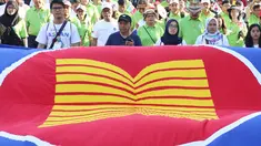 Menteri Luar Negeri Retno Marsudi dan Kemenaker Trans Hanif Dhakiri saat memimpin jalannya Parade Asean 50 Tahun di Jakarta, Minggu (27/8). Acara Parade ASEAN 50 tahun ini digelar oleh Kemlu. (Liputan6.com/Angga Yuniar)