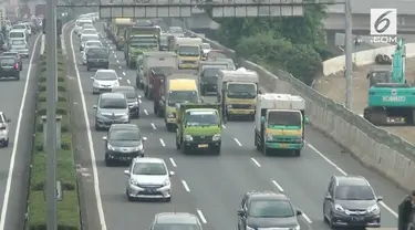 Diduga akibat peluru nyasar, seorang sopir truk tewas saat berkendaran di jalan tol sekitar TB Simatupang, Jakarta Selatan.