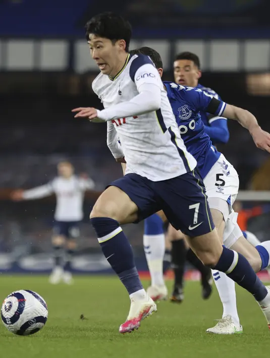 Penyerang Tottenham Hotspur, Son Heung-min membawa bola saat bertanding melawan Everton pada pertandingan lanjutan Liga Inggris di Goodison Park di Liverpool, Inggris, Sabtu (17/4/2021). Everton bermain imbang atas Tottenham 2-2. (Clive Brunskill/Pool via AP)