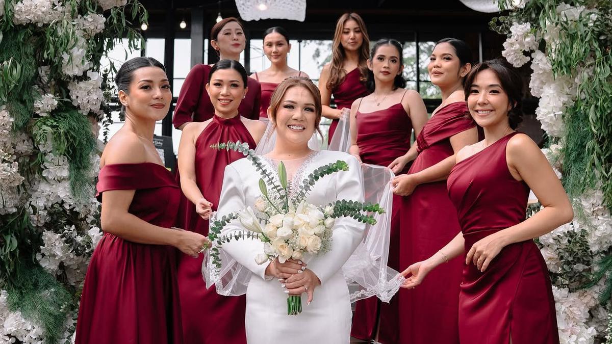 6 Potret Gaya Elegan Gisella Anastasia Kenakan Dua Dress saat Jadi Bridesmaid Pernikahan Sahabat