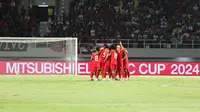 Pemain Timnas Indonesia melakukan tos sebelum laga&nbsp;lanjutan Grup B Piala AFF 2024 melawan Laos di Stadion Manahan, Solo, Jawa Tengah, Kamis (12/12/2024). (Bola.com/Abdul Aziz)