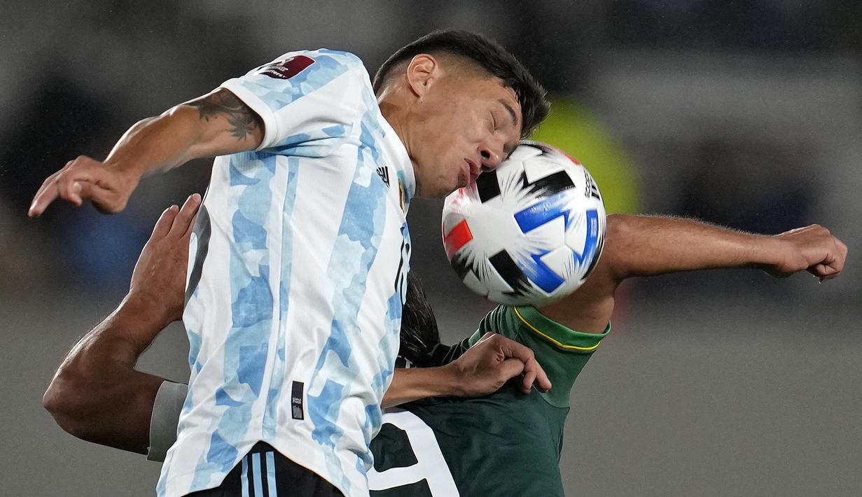 Bek Argentina, Nahuel Molina berebut bola dengan penyerang Bolivia, Marcelo Martins pada Kualifikasi Piala Dunia 2022 zona Amerika Selatan, di Stadion El Monumentttal, Jumat (10/9/2021). Hat-trick Lionel Messi membuat Argentina menang 3-0 atas Bolivia. (Natacha Pisarenko/POOL/AFP)