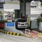 Kendaraan melintasi Gerbang Tol Pondok Ranji di Tangerang Selatan, Banten, Senin (18/1/2021). Kenaikan tarif jalan tol lingkar luar Jakarta (JORR) sebesar Rp 500 - Rp 1.500. (Liputan6.com/Johan Tallo)