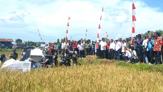 Menteri Pertanian Amran Sulaiman, menyerahkan bantuan alat pertanian sekaligus panen perdana menggunakan pemanen otomatis di Wanareja, Cilacap, Maret 2017. (Foto: Liputan6.com/Muhamad