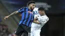 Gelandang Real Madrid, Jude Bellingham (kanan) berduel udara dengan gelandang Atalanta, Ederson pada laga Piala Super Eropa 2024 di Narodowy Stadium, Warsawa, Polandia, Rabu (14/8/2024). (AP Photo/Darko Bandic)